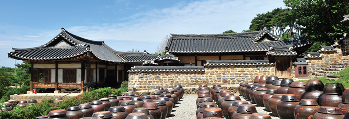 Hanok, traditional Korean houses Myeongjae Gotaek, the ancient house of a Confucian scholar of the late Joseon (1392–1910) dynasty, in Nonsan, Chungcheongnam-do