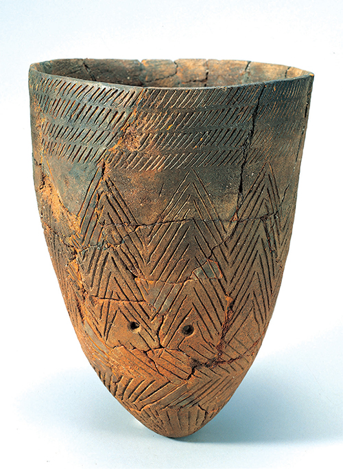 Comb-pattern Pottery This comb-pattern vessel with a pointy bottom was discovered in Amsa-dong, Seoul, a representative historic site of the Neolithic Age.