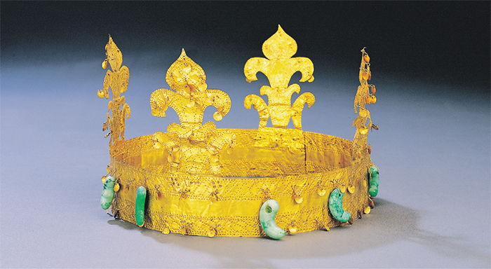 Gold Crown of Gaya (Gaya, 6th Century) This crown was unearthed in Goryeong, Gyeongsangbuk-do. It features upright decorations and curved jade pendants.