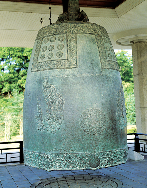 Sacred Bell of Great King Seongdeok (Unified Silla, 8th Century) Weighing 18.9 tons, this is the largest bell in the country. It is also called the Emille Bell. The Flying Apsaras in the picture on the right displays the exquisite decorative skills of Silla.