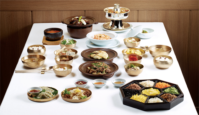Hanjeongsik (Korean table d’hote) This traditional Korean-style full-course meal typically consists of a separate appetizer, a staple food mainly made of grains, an assortment of side dishes, and dessert. This meal is often divided into subgroups according to the number of side dishes added: 3 cheop, 5 cheop, 7 cheop, 9 cheop, and 12 cheop bansang.
