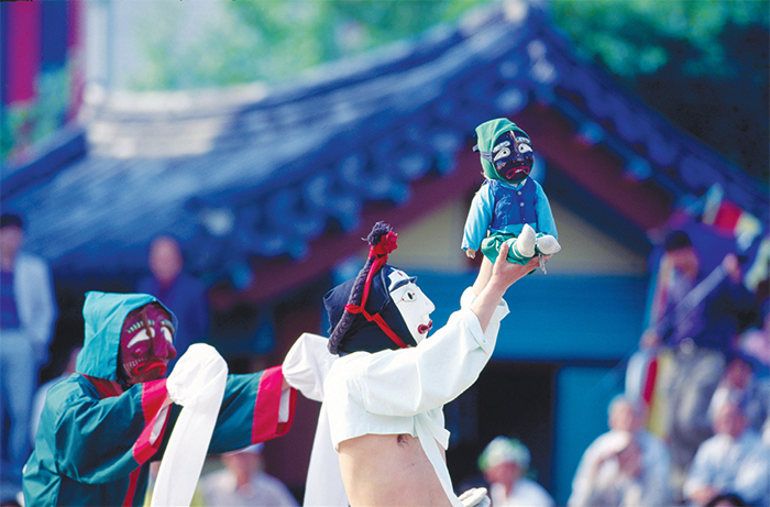 Sandaenori This is a regional variant of Korean mask dance drama, in which masked actors and actresses engage in witty jokes, dances, songs, etc.